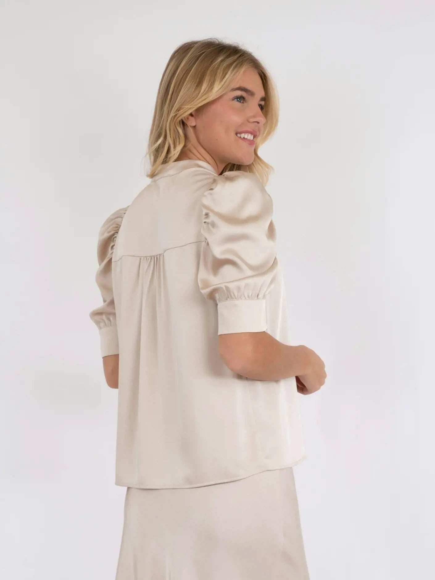 Roella Heavy Sateen Blouse ljós - Neo Noir
