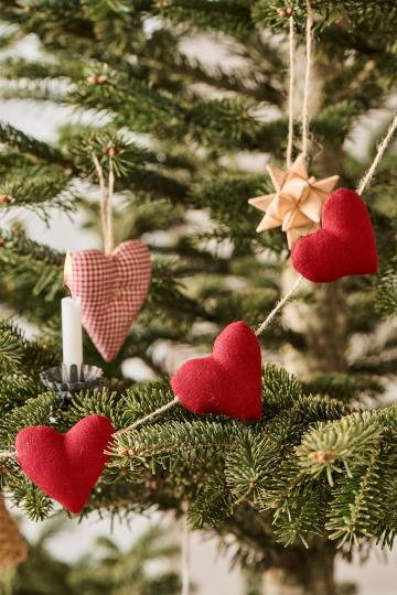 Hjörtu rauð á bandi skraut