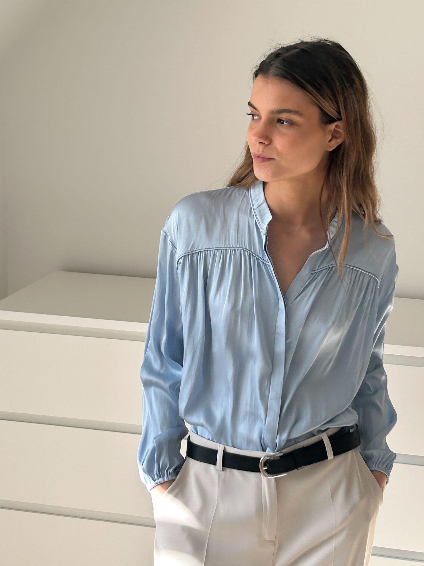 Binnet satin blússa ljósblá - Neo Noir