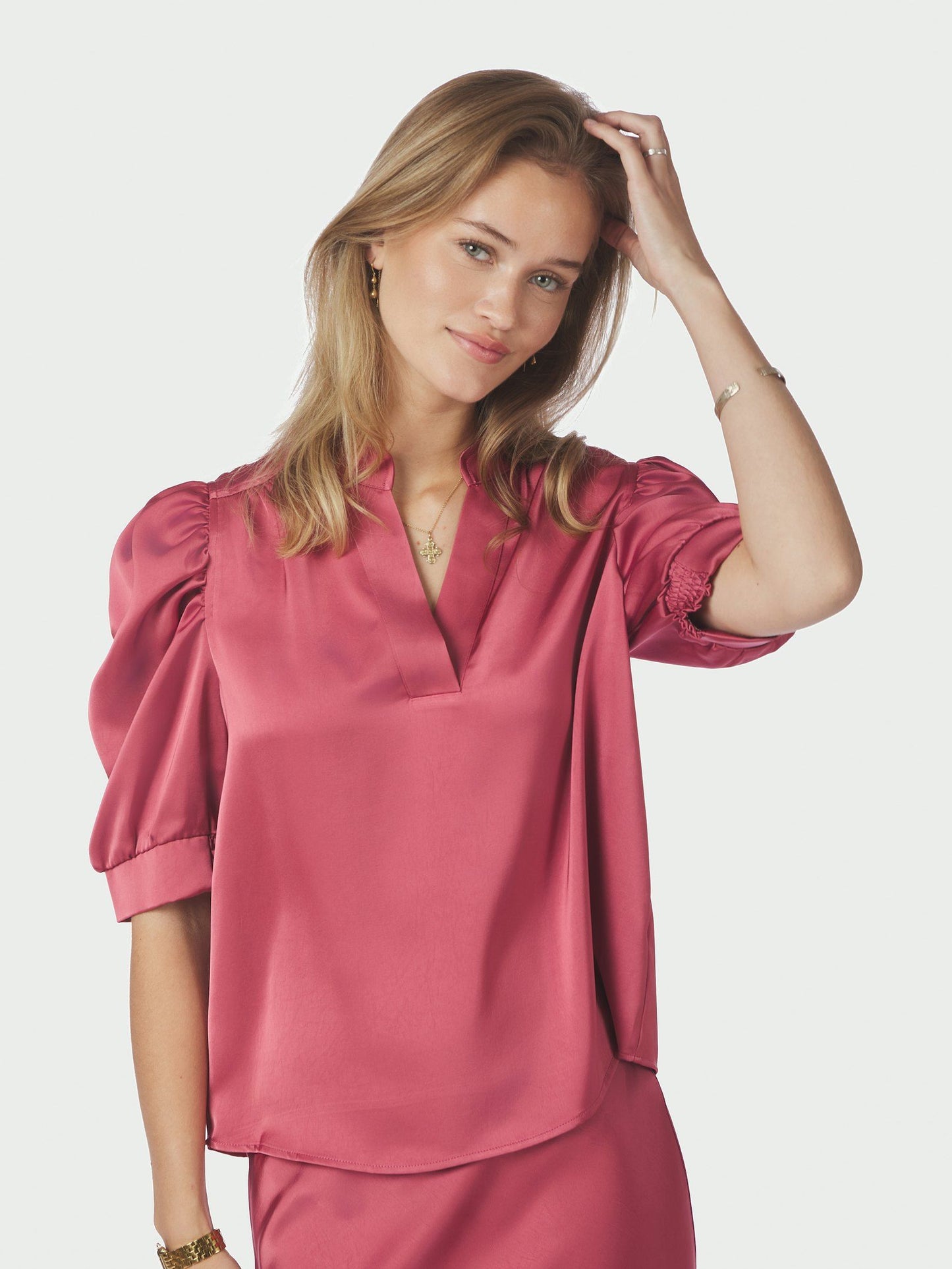 Roella Heavy Sateen Blouse cherry pink - Neo Noir