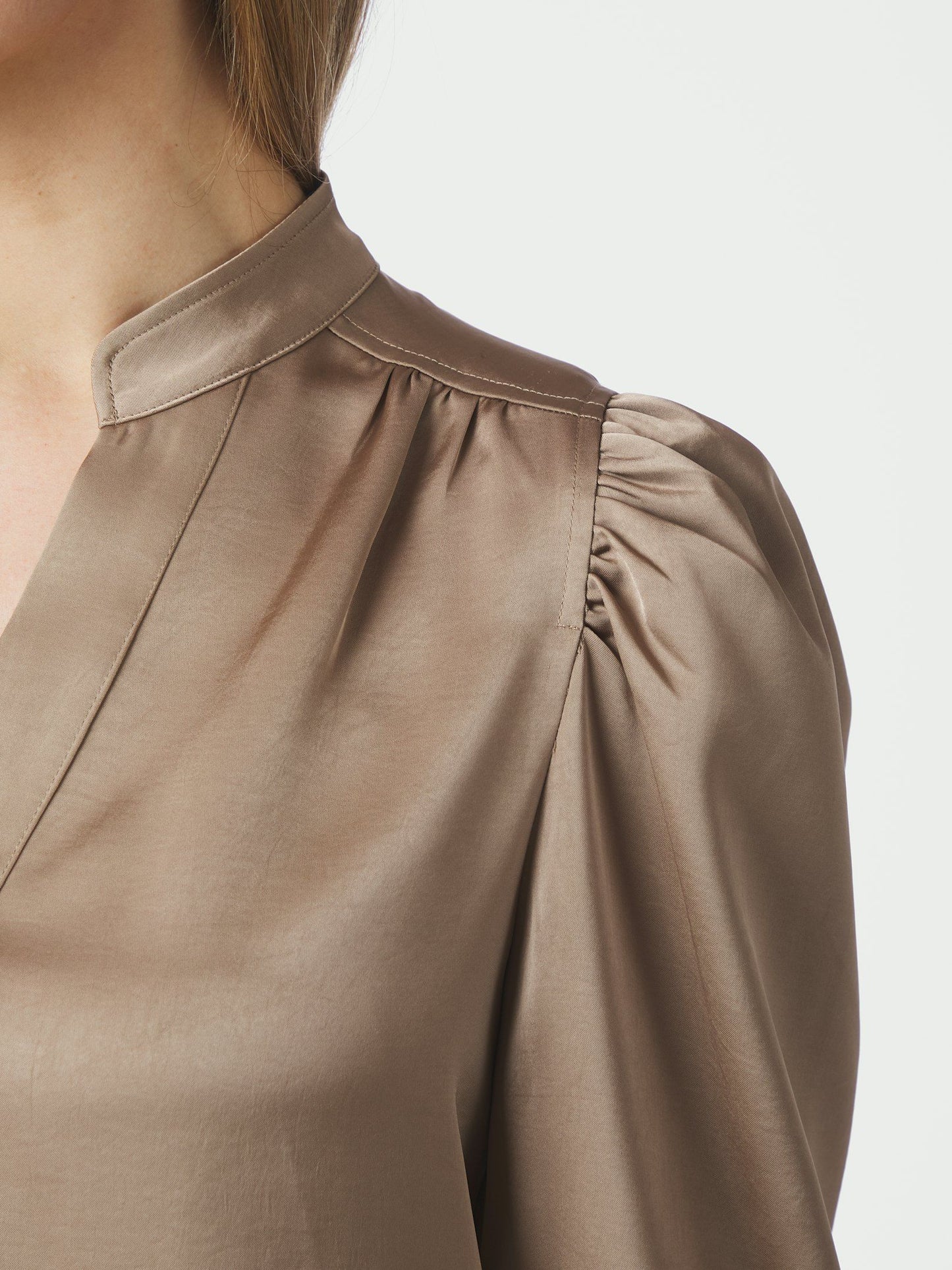 Rosslyn satin blússa dark taupe - Neo Noir