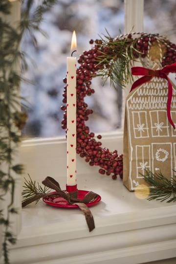 Mjótt kerti hvítt m/rauðum hjörtum