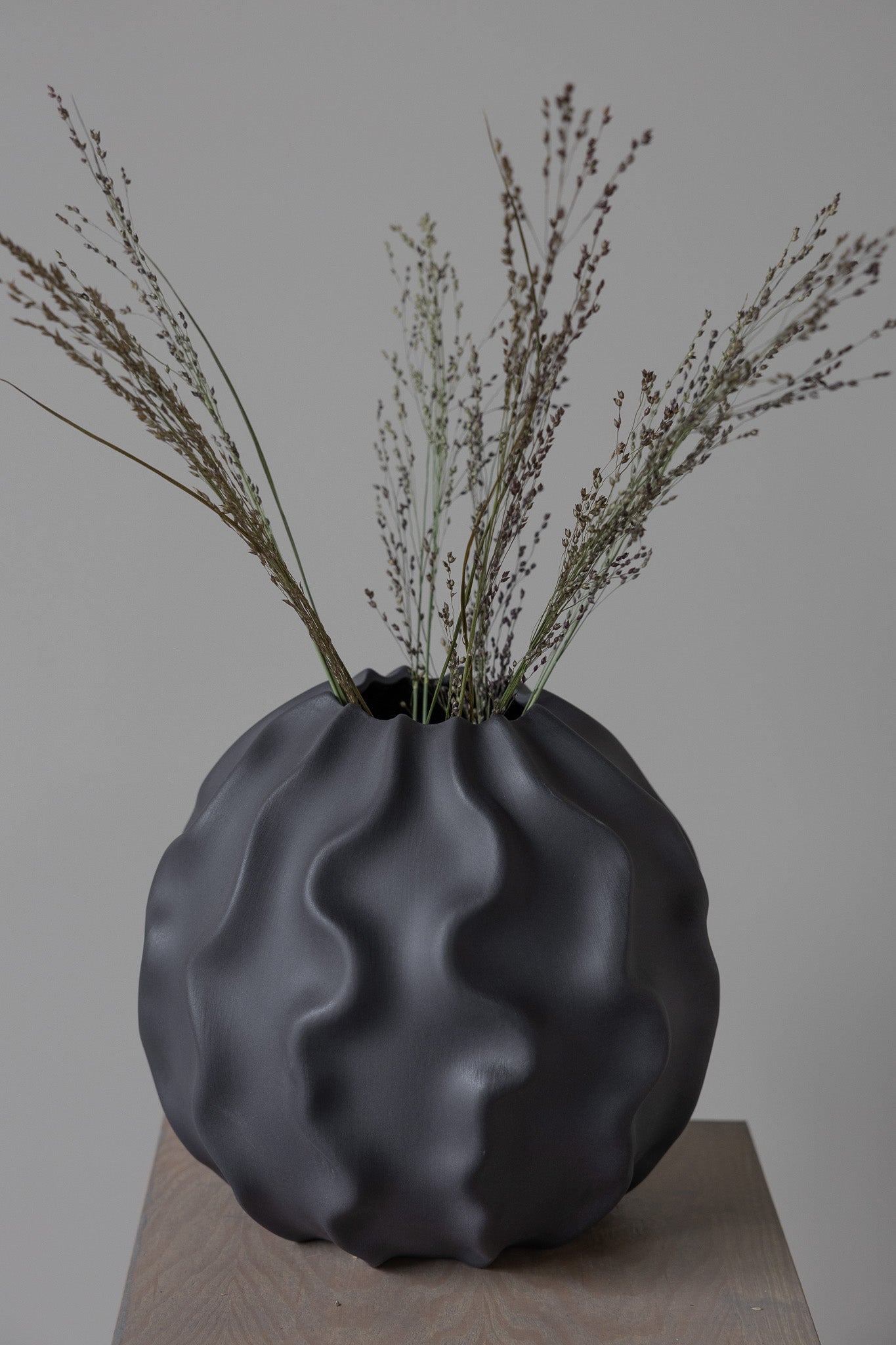 Malmbäck vasi dökk grár - Storefactory