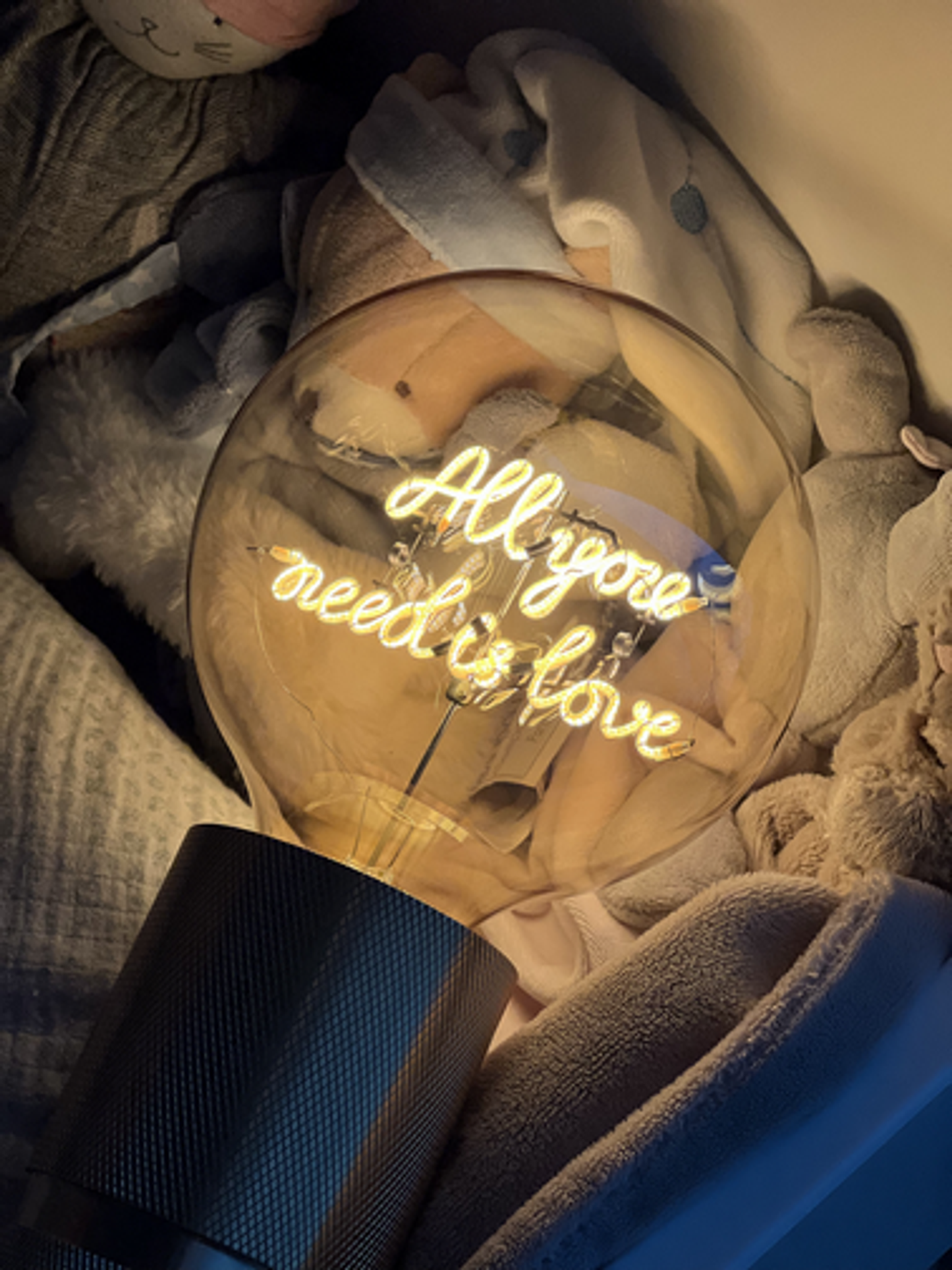 Ljósapera - All you need is love