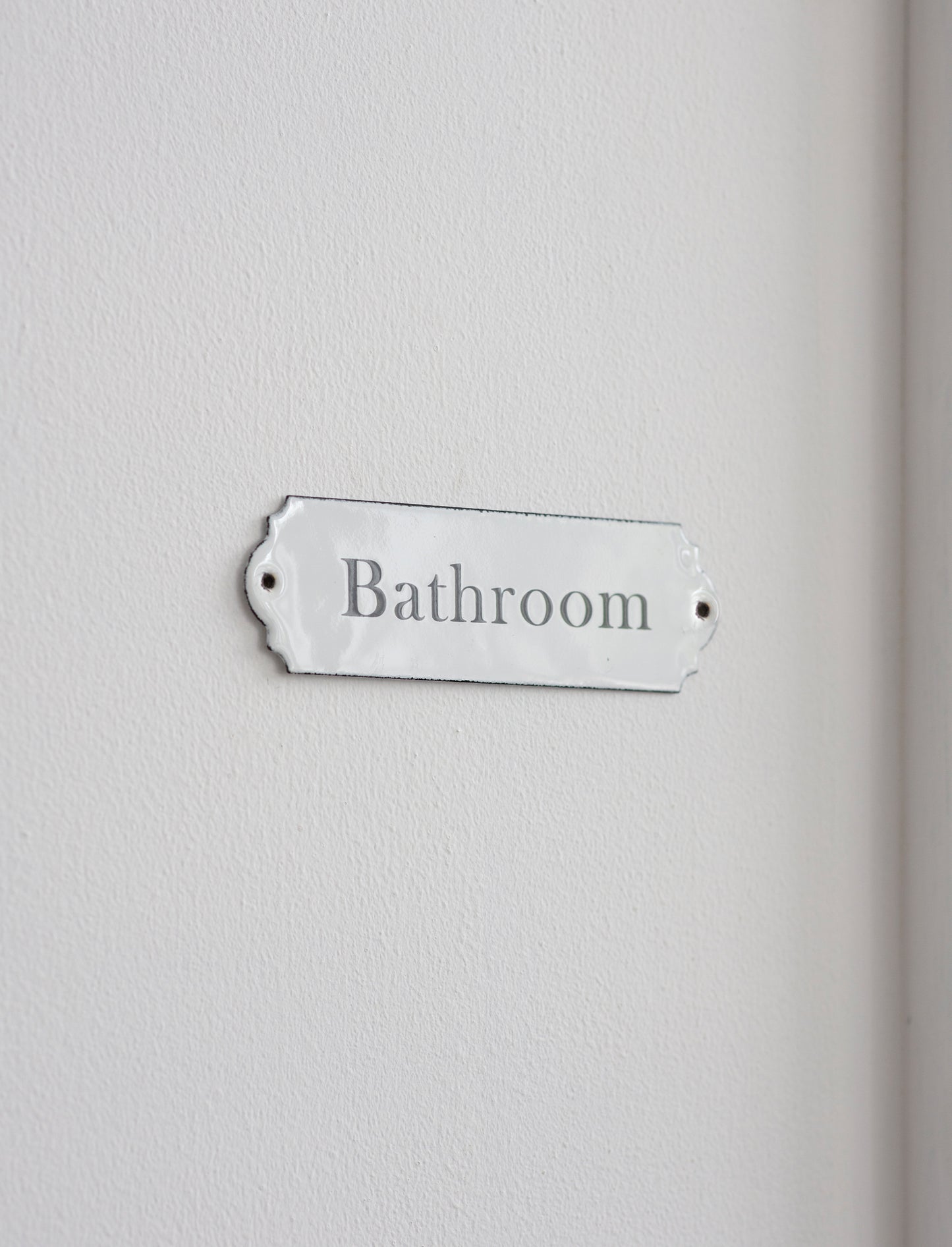 Bathroom skilti emilerað hvítt - Garden Trading