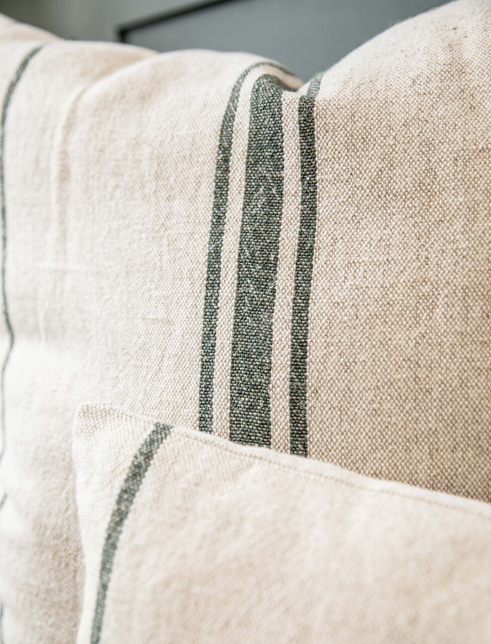 Windrush Stripe púði 60x60cm með fyllingu - Forest green