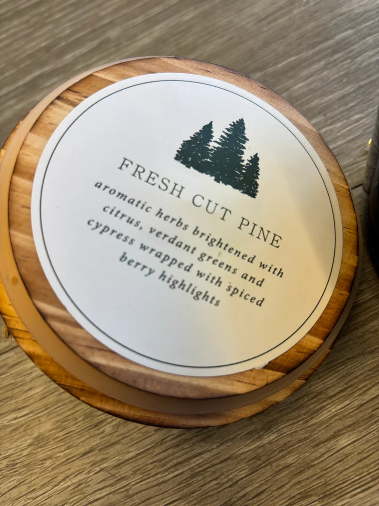 Fresh cut pine ilmkerti