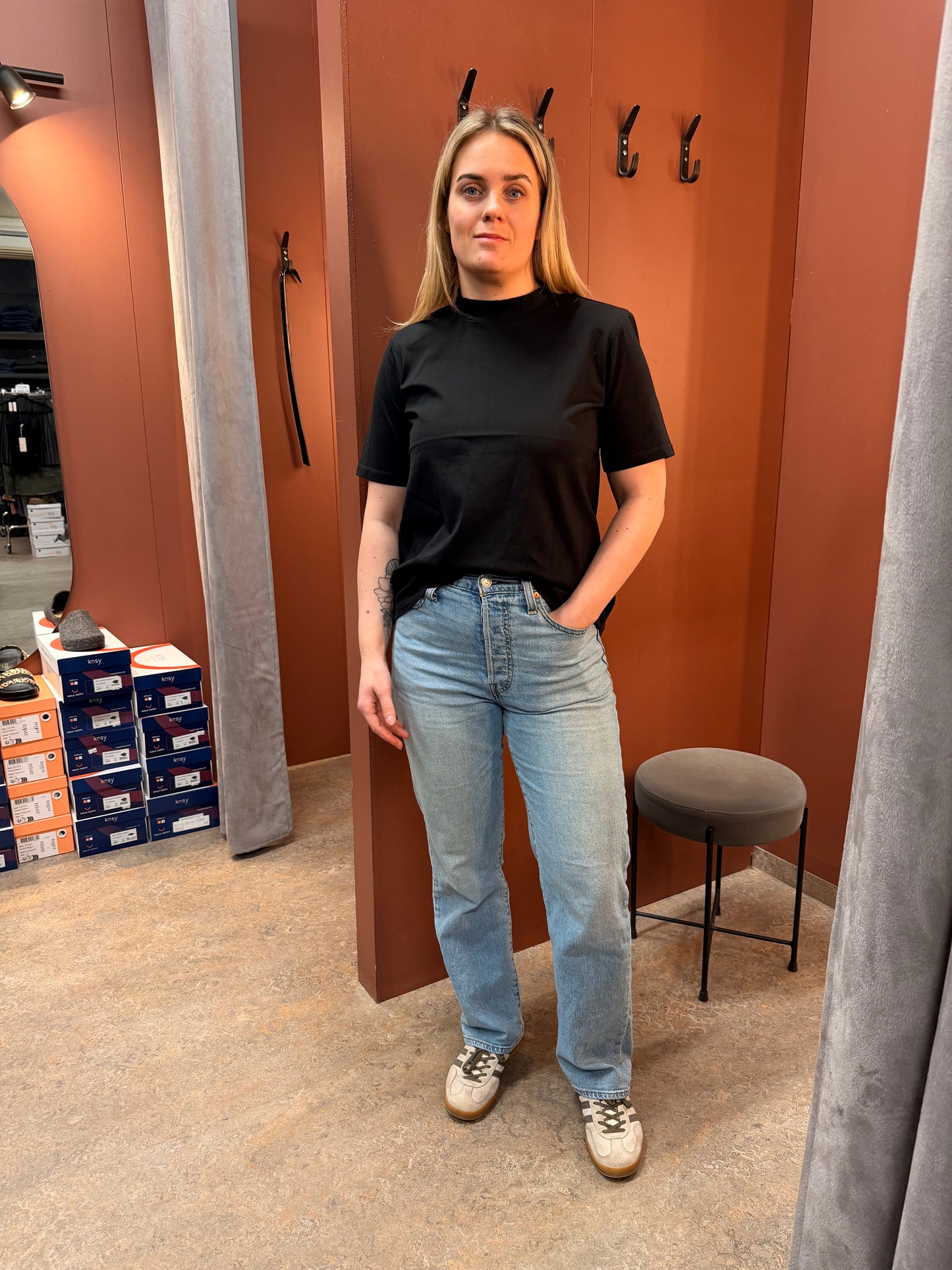 Darrie svartur bolur m/axlapúðum BARA TIL Í S OG XL