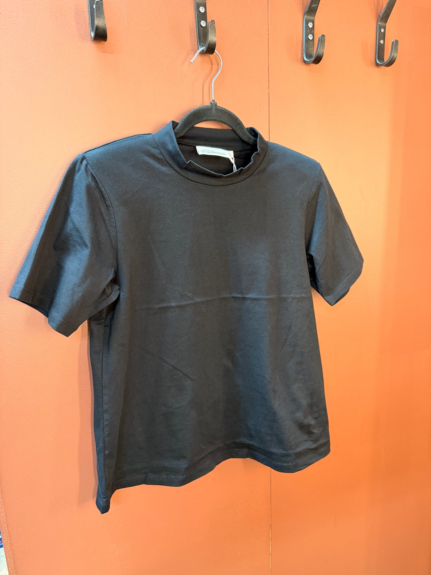 Darrie svartur bolur m/axlapúðum BARA TIL Í S OG XL