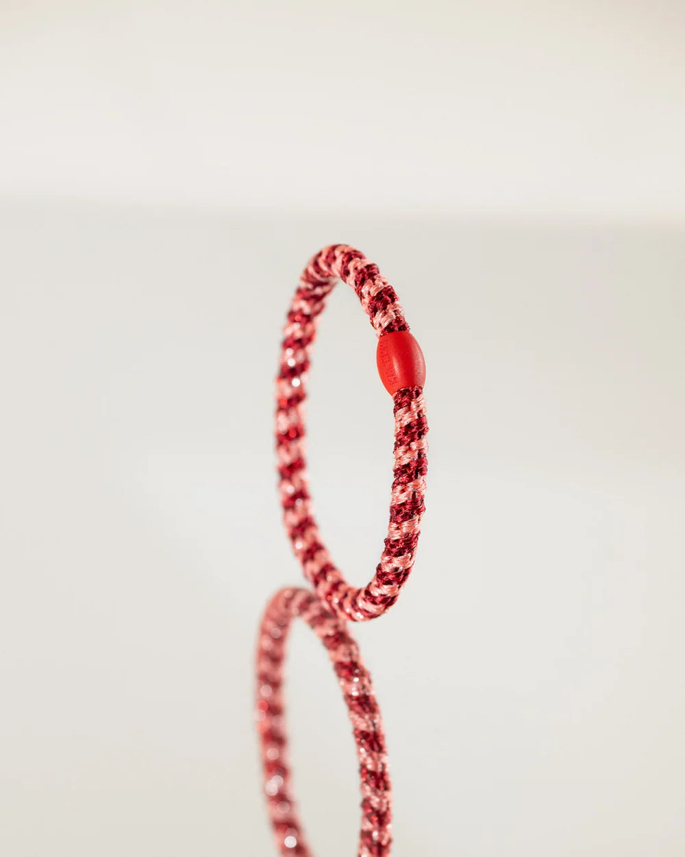 KKNEKKI hárteygja/armband mjó - CORAL BORDEAUX GLITTER STRIPE