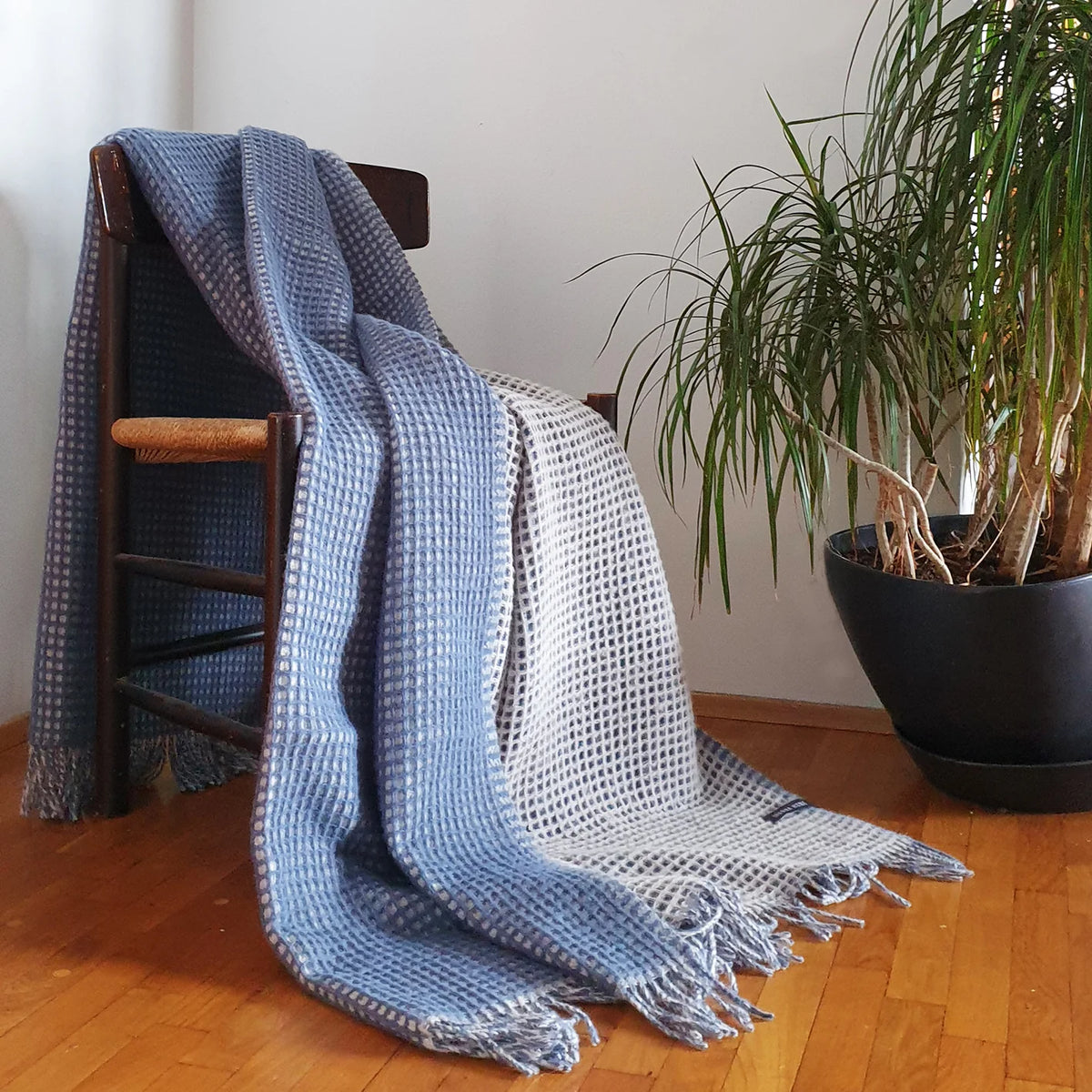 Vöfflur Ullarteppi blár / beinhvítur - Ihanna home
